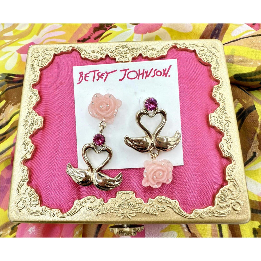 🦢 NWT Betsey Johnson Throwback to Vintage Gold Swan Lucite Pink Rose Earrings